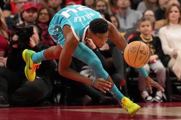 Bilder des Jahres 2023, Sport 12 Dezember Sport Themen der Woche KW51 Sport Bilder des Tages December 18, 2023, TORONTO, ON, CANADA: Charlotte Hornets forward Brandon Miller (24) chases a loose ball during first half NBA, Basketball Herren, USA basketball action, against the Toronto Raptors, in Toronto, Monday, Dec. 18, 2023. NBA Hornets at Raptors - ZUMAc35_ 20231218_zaf_c35_036 Copyright: xNathanxDenettex