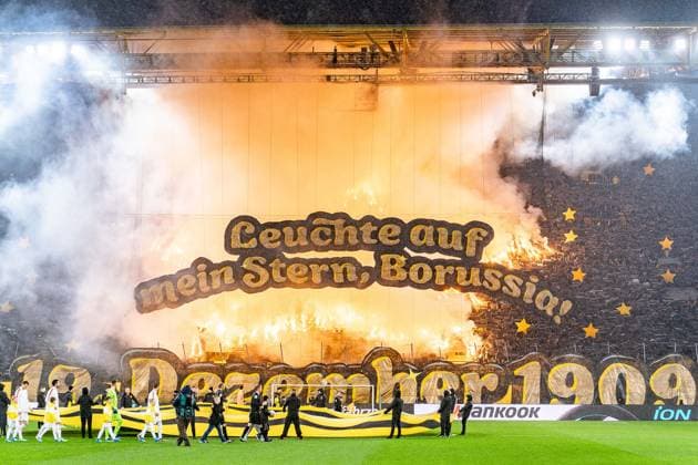Choreo Borussia Dortmund Leuchte auf mein Stern Borussia Borussia Dortmund vs 1 FSV Mainz 05, Football, 1 Bundesliga, Matchday 16, 19 12 2023 DFL REGULATIONS PROHIBIT ANY OUSE OF PHOTOGRAPHS AS IMAGE SEQUENCES AND OR QUASI VIDEO Borussia Dortmund vs 1 FSV Mainz 05, Football, 1 Bundesliga, Matchday 16, 19 12 2023 Dortmund Copyright: xEibner-Pressefoto BahhoxKarax EP_BVB
