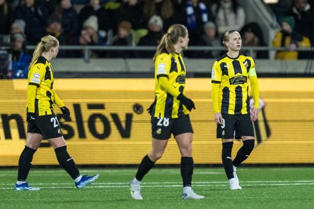 231220 Johanna Fossdalsa Sorensen, Anna Anvegard, and Filippa Curmark of Häcken look dejected after 1 2 during the UEFA Womens Champions League football match between Häcken and Chelsea on December 20, 2023 in Gothenburg Photo Mathias Bergeld BILDBYRAN kod MB MB0812 fotboll football soccer fotball champions league häcken chelsea dam bbeng women kvinner bbauto depp  Copyright: MATHIASxBERGELD BB231220MB080