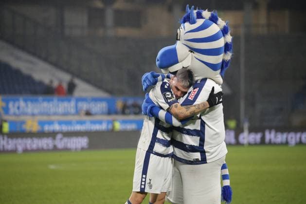 Duisburg, Germany 20 December 2023 3 Liga 2023 2024 MSV Duisburg vs SC Freiburg II Pictured from left Niklas Kölle Koelle MSV Duisburg and mascot MSV Duisburg Ennatz Schauinsland Reisen Arena Nordrhein Westfalen Copyright: xFotostandx xvanxderxVeldenx