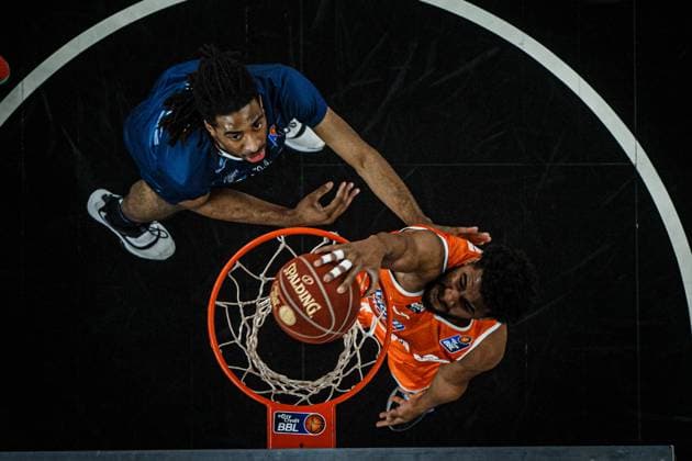 22 12 2023, ratiopharm Arena, Germany, Neu Ulm, ratiopharm ulm vs MLP Academics Heidelberg Basketball Bundesliga, Isaiah Whaley MLP Academics Heidelberg and L J Figueroa ratiopharm ulm in a duel Photo H Langer ratiopharm Arena Neu Ulm Germany 541_ULMHEI20231222_065 Langer-541