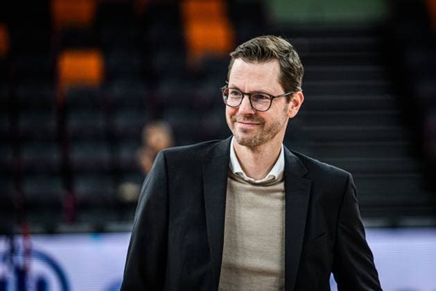 22 12 2023, ratiopharm Arena, Germany, Neu Ulm, ratiopharm ulm vs MLP Academics Heidelberg Basketball Bundesliga, Sports Director Thorsten Leibenath ratiopharm ulm Schaut Foto H Langer ratiopharm Arena Neu Ulm Germany 541_ULMHEI20231222_142 Langer-541