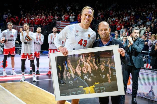Basketball Berlin 29 12 2023 Season 2023 2024 Euroleague Alba Berlin Olympiakos Piraeus Luke Sikma Piraeus, No 43 is honored before the game Marko Baldi