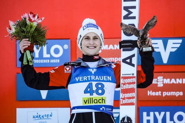 Bilder des Jahres 2024, Sport 01 Januar Sport Themen der Woche KW01 Sport Bilder des Tages Ski jumping, Skispringen, Ski, nordisch - FIS WC Villach VILLACH,AUSTRIA,03.JAN.24 - NORDIC SKIING, SKI JUMPING - FIS World Cup, normal hill, ladies, award ceremony. Image shows the rejoicing of Eva Pinkelnig (AUT). Keywords: trophy. GEPAxpictures xMaticxKlansek