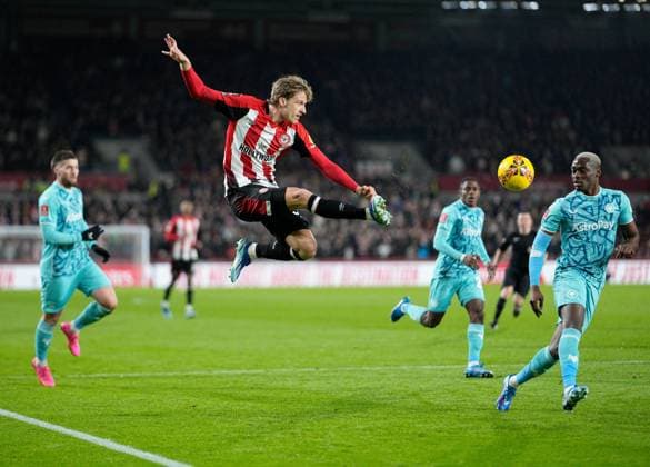 Bilder des Jahres 2024, Sport 01 Januar Sport Themen der Woche KW01 Sport Bilder des Tages Mads Roerslev of Brentford try a shot Brentford v Wolverhampton Wanderers, Emirates FA Cup, Third Round, Football, Gtech Community Stadium, London, UK - 05 Jan 2024 EDITORIAL USE ONLY No use with unauthorised audio, video, data, fixture lists, club league logos or live services. Online in-match use limited to 120 images, no video emulation. No use in betting, games or single club league player publications. Copyright: xDavexShopland Shutterstockx 14285025j