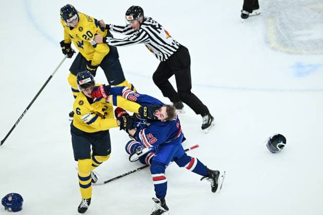 GOTHENBURG, SWEDEN 20240105 Fight between Sweden s Anton Johansson and USA s Lane Hutson, referee pushes Sweden s Liam Öhgren 20 during the IIHF World Junior Championship ice hockey final between USA and Sweden at Scandinavium in Gothenburg, Sweden January 5, 2024 GOTHENBURG SWEDEN x9200x  Copyright: xBjörnxLarssonxRosvall TT TTx IIHF World Junior Championship 23-24 final USA-Sweden