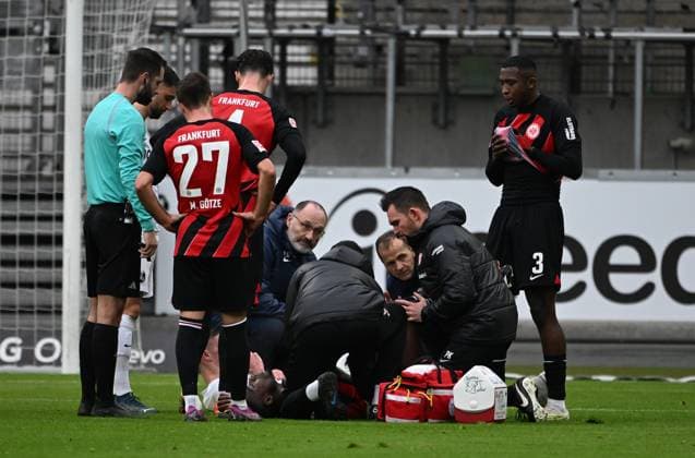 06 01 2024, xjhx, football test match, Eintracht Frankfurt SC Freiburg emspor, v l Niels Nkounkou of Eintracht Frankfurt treatment DFL DFB REGULATIONS PROHIBIT ANY USE OF PHOTOGRAPHS as IMAGE SEQUENCES and or QUASI VIDEO Frankfurt am Main