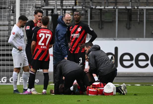 06 01 2024, xjhx, football test match, Eintracht Frankfurt SC Freiburg emspor, v l Niels Nkounkou of Eintracht Frankfurt treatment DFL DFB REGULATIONS PROHIBIT ANY USE OF PHOTOGRAPHS as IMAGE SEQUENCES and or QUASI VIDEO Frankfurt am Main