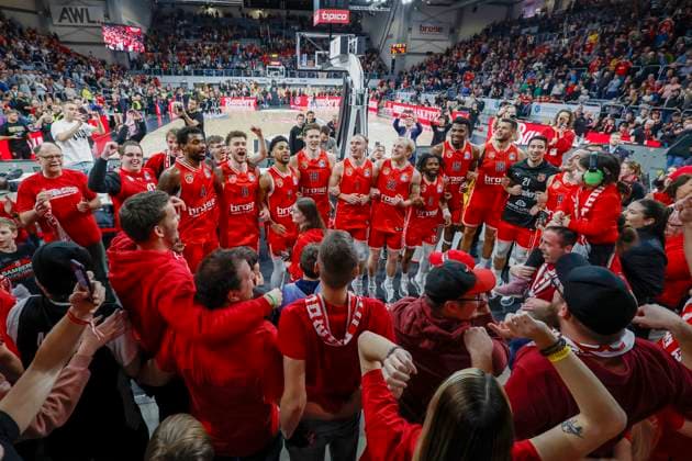 Bamberg cheers with the fans from left to right Adrian Nelson Bamberg Baskets, 04 Kevin Wohlrath Bamberg Baskets, 11 Zach Copeland Bamberg Baskets, 02 Patrick Heckmann Bamberg Baskets, 33 Lukas Herzog Bamberg Baskets, 01 Trey Woodbury Bamberg Baskets, 22 Malik Johnson Bamberg Baskets, 03 Ejiofor Onu Bamberg Baskets, 35 Filip Stanic Bamberg Baskets, 65 Abdulah Kameric Bamberg Baskets, 21 Karsten Tadda Bamberg Baskets, 09 Bamberg Baskets Alba Berlin easyCredit BBL Basketball Bundesliga Season 2023 24 Matchday 15 07 01 2024, Brose Arena Bamberg Photo Daniel Löb Loeb Copyright: DanielxLöb