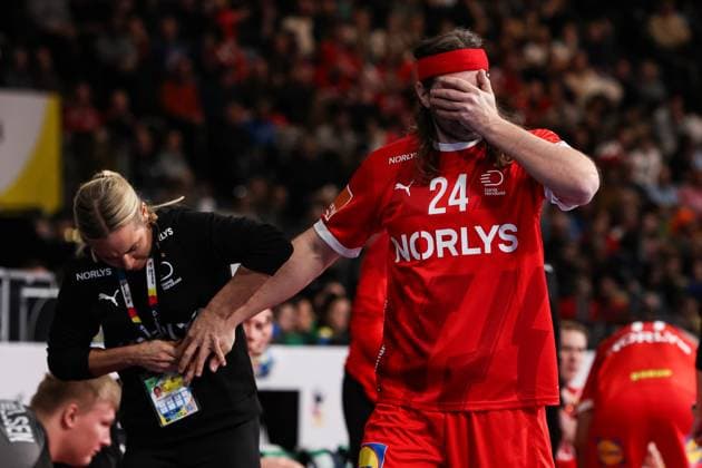 MENS EHF EURO 2024 Denmark Czech Republic 11 01 2024 Mikkel HANSEN DEN 24 is treated for hand injury injury Copyright: xBEAUTIFULxSPORTS Goldbergx