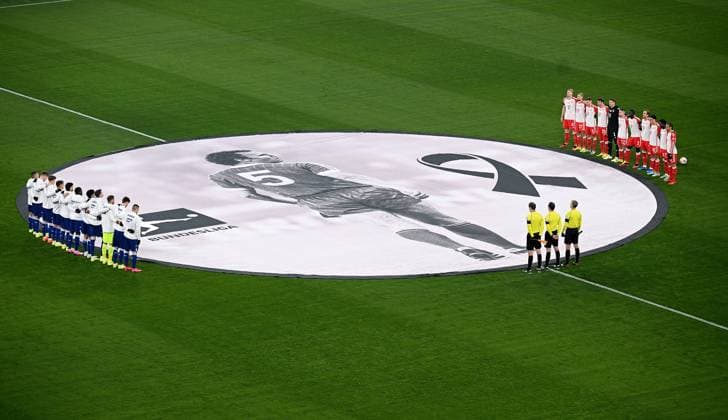 Football 1 Bundesliga Season 2023 2024 17 Matchday FC Bayern Muenchen TSG 1899 Hoffenheim 12 01 2024 The FC Bayern Muenchen team at the minutes silence in memory of the late FCB legend Franz Beckenbauer