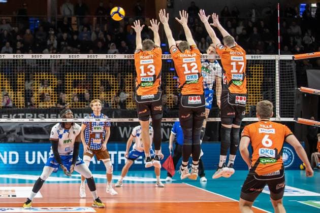 13 01 2024, Berlin, Volleyball 1 Bundesliga, Men, Matchday 14, BR Volleys WWK Volleys Herrsching, Max Schmeling Halle Berlins Marek Sotola r l , Saso Stalekar and Ruben Schott go block-to-ball against Magloire Mayaula from WWK Volleys Herrsching BR Volleys WWK Volleys Herrsching