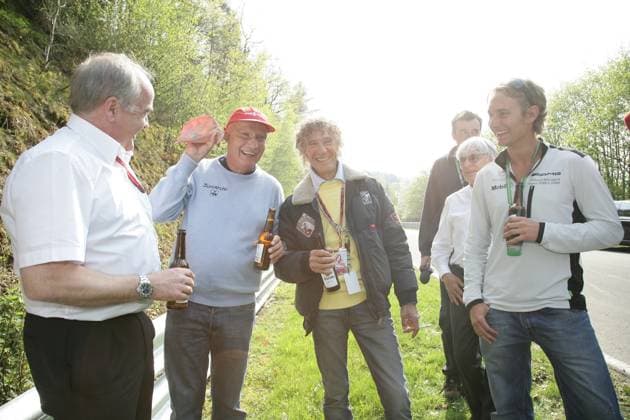 Formula 1, Grand Prix Europe 2006, Nuerburgring, 07 05 2006 Photo shooting 30 years accident Niki Lauda, Nuerburgring Nordschleife Karl Heinz Zimmermann Niki Lauda with pig ear Arturo Merzario Bernie Ecclestone Mathias Lauda Nuerburg Germany