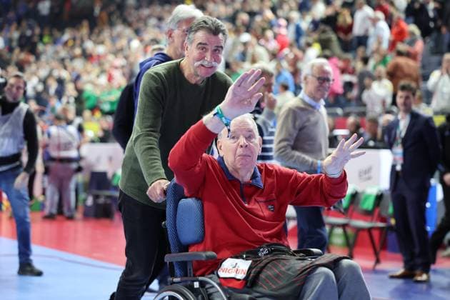 GER, EHF Euro 2024, Men, Main Round, Group 1, Matchday 2, Germany GER vs Austria AUT 20 01 2024, Lanxess Arena , Cologne , GER, EHF Euro 2024, Men, Main Round, Group 1, Matchday 2, Germany GER vs Austria AUT , in the picture special honor before the match Joachim Jo Deckarm former German handball player celebrated his 70th birthday yesterday and will be honored on the court today He was one of the 78 world champions former 78 world handball champions front Heiner Brand pushes Jo Deckarm nordphotoxGmbHx xMeuter nph00351
