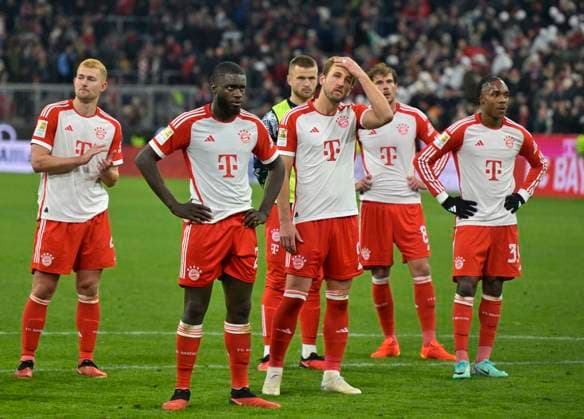 21 01 2024, Soccer 1 Bundesliga 2023 2024, Matchday 18, FC Bayern Munich SV Werder Bremen, at the Allianz Arena Munich The Bayern players are disappointed after the match f l Matthijs de Ligt FC Bayern Munich , Dayot Upamecano FC Bayern Munich , Harry Kane FC Bayern Munich , Leon Goretzka FC Bayern Munich and Mathys Tel Bayern Munich DFL and DFB regulations prohibit any use of photographs as image sequences and or quasi video