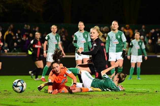 Soccer I Women I Season 2023 2024 I 1 Womens Bundesliga I 11 Matchday I SV Werder Bremen Bayer 04 Leverkusen I 26 01 2024 Livia Peng 1, SV Werder Bremen and Michelle Ulbrich 5, SV Werder Bremen cannot prevent the shot and goal by Nikola Karczewska 9, Bayer 04 Leverkusen Goal for Bayer 04 Leverkusen Women Bremen Bremen Stadion Platz 11 Bremen Germany Copyright: xLobeca FelixxSchlikisx