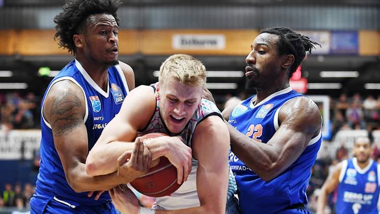 Basketball, 1 Bundesliga BBL, Season 2023 2024, Matchday 18, SYNTAINICS MBC Mitteldeutscher Basketball Club Weissenfels vs Telekom Baskets Bonn 26 01 2024 Duel for the ball between Stephon Jelks Forward Syntainics MBC, back number 15 , Samuel Griesel Forward Bonn, back number 2 , Johnathan Stove Guard Syntainics MBC, back number 22 f l n r at the game Weißenfels vs Bonn 26 01 2024 Weißenfels Saxony Anhalt Germany Stadthalle Weißenfels