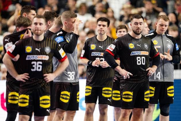 240126 Players of Germany look dejected after the EHF European Handball Championship semifinal match between Germany and Denmark on January 26, 2024 in Cologne Photo Ludvig Thunman BILDBYRAN code LT LT0596 handball handboll handballs em 2024 semifinal semifinals germany denmark denmark ehf european handball championship germany 16 bbeng depp  Copyright: LUDVIGxTHUNMAN BB240126LT238