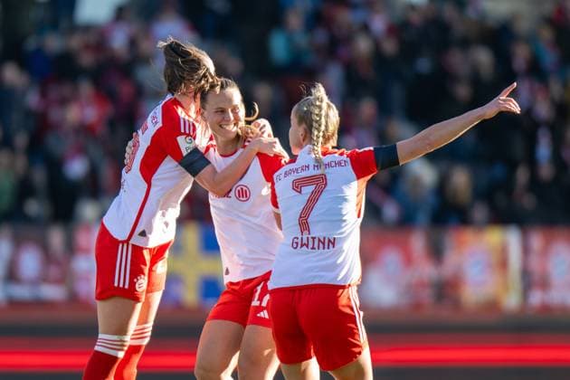 Goal celebration for 1 0, Sarah Zadrazil 25 FC Bayern Muenchen Frauen , Klara Buehl 17 FC Bayern Muenchen Frauen , Giulia Gwinn 7 FC Bayern Muenchen Frauen , FC Bayern Frauen Muenchen vs TSG 1899 Hoffenheim, Fußball, Google Pixel Frauen Bundesliga, 11 Spieltag, 27 01 24 DFB regulations prohibit any use of photographs as image sequences and or quasi video kolbert press Muenchen Bayern Germany Copyright: xkolbert-press UlrichxGamelx