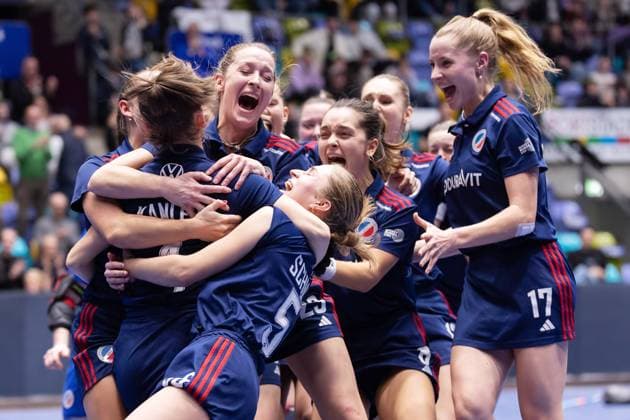 Düsseldorfer HC Mannheimer HC , Final 1 BL Women The Mannheim players embrace Nadine Kanler Mannheimer HC, 4 , who has just converted the decisive penalty Final of the 1 Hockey Bundesliga Women between Düsseldorfer HC and Mannheimer HC on January 28, 2024 at Süwag Energie ARENA in Frankfurt am Main , Frankfurt am Main Hessen Germany Süwag Energie ARENA