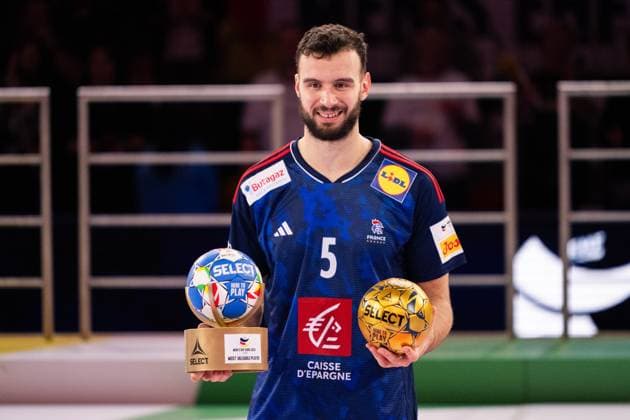 240128 Nedim Remili of France is awarded most valuable player after the EHF European Handball Championship final between Denmark and France on January 28, 2024 in Cologne Photo Ludvig Thunman BILDBYRAN kod LT LT0598 handball handboll handball handbolls em 2024 final danmark denmark frankrike ehf european handball championship france day 18 bbeng  Copyright: LUDVIGxTHUNMAN BB240128LT186