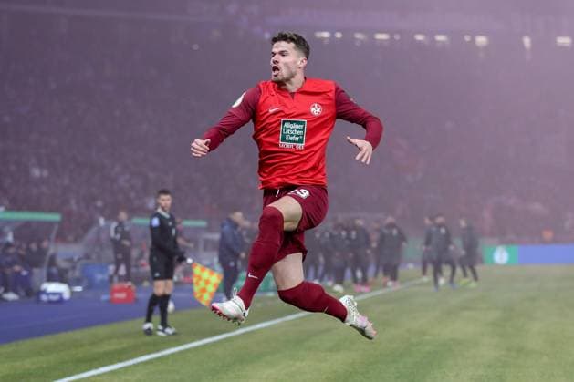 31 01 2024, xtgx, Fußball DFB Pokal 1 4 Finale, Hertha BSC Berlin 1 FC Kaiserslautern emspor, v l Jan Elvedi Kaiserslautern, 3 Jubel, Torjubel, jubelt ueber das Tor, celebrate the goal, celebration nach dem 0 1 DFL DFB REGULATIONS PROHIBIT ANY USE OF PHOTOGRAPHS as IMAGE SEQUENCES and or QUASI VIDEO Berlin