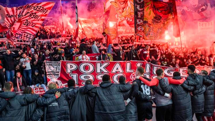 The team celebrates the victory with the fans final score 1 3, Hertha BSC 1 FC Kaiserslautern, DFB Pokal, 4 Runde, Viertelfinale, Fußball, DFB Pokal Viertelfinale, Bundesliga, Spielzeit 2023 2024, Olympia Stadion Berlin, DFB DFL REGULATIONS PROHIBIT ANY USE OF PHOTOGRAPHS AS IMAGE SEQUENCES AND OR QUASI VIDEO, 31 01 2024, Foto HMB Media Uwe Koch Copyright: HMBxMedia UwexKoch
