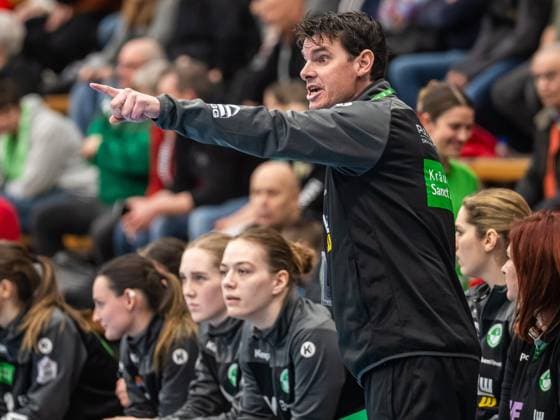 Nico Kiener, Head Coach Frisch Auf Women gives instructions to his team, Frisch Auf Goeppingen vs HSG Freiburg, Handball, Women, 2 Bundesliga, 04 02 2024 EIBNER Michael Schmidt Frisch Auf Goeppingen vs HSG Freiburg, Handball, Women, 2 Bundesliga, 04 02 2024 Goeppingen Copyright: xEIBNER MichaelxSchmidtx EP_MST