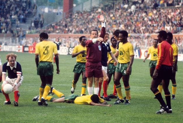 Onderwerp Subject: Zaire - Scotland World Cup 1974 Seizoen Season: 1973 1974 1974 1975 FOTO PHOTO: Referee Gerhard SCHULEMBURG (C) is given a free kick to Scotland. Billy BREMNER (L) is getting the ball Trefwoorden Keywords: 04 08 $10 ±1138988423095 Dortmund GERMANY Content not available for redistribution in The Netherlands directly or indirectly through any third parties. Copyright: xBSRxAgencyx 74100614A000635 EDITORIAL USE ONLY