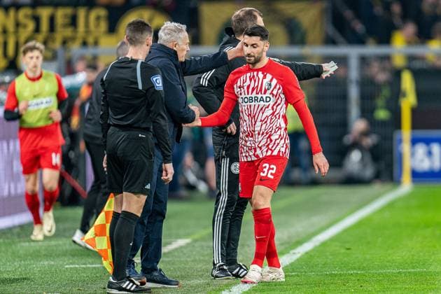 Vincenzo Grifo SC Freiburg, 32 and Christian Streich SC Freiburg, head coach during the substitution Borussia Dortmund vs SC Freiburg, Football, 1 Bundesliga, Matchday 21, 09 02 2024 DFL REGULATIONS PROHIBIT ANY OUSE OF PHOTOGRAPHS AS IMAGE SEQUENCES AND OR QUASI VIDEO Borussia Dortmund vs SC Freiburg, Football, 1 Bundesliga, Matchday 21, 09 02 2024 Dortmund Copyright: xEibner-Pressefoto BahhoxKarax EP_BVB