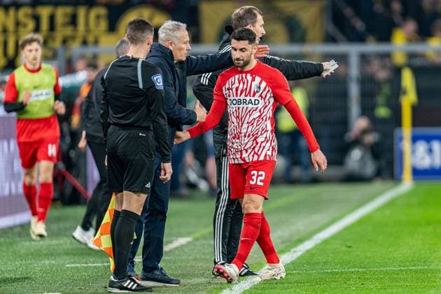 Vincenzo Grifo SC Freiburg, 32 and Christian Streich SC Freiburg, head coach during the substitution Borussia Dortmund vs SC Freiburg, Football, 1 Bundesliga, Matchday 21, 09 02 2024 DFL REGULATIONS PROHIBIT ANY OUSE OF PHOTOGRAPHS AS IMAGE SEQUENCES AND OR QUASI VIDEO Borussia Dortmund vs SC Freiburg, Football, 1 Bundesliga, Matchday 21, 09 02 2024 Dortmund Copyright: xEibner-Pressefoto BahhoxKarax EP_BVB