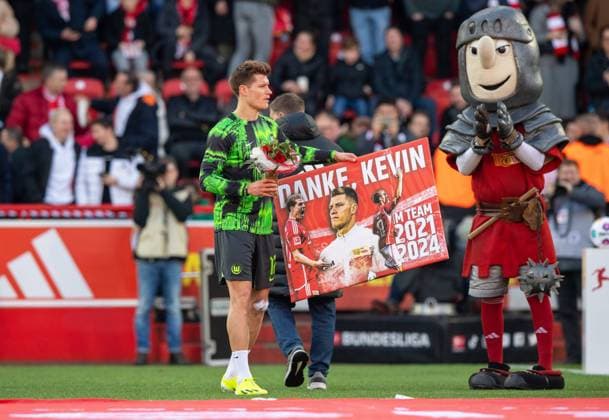 Football, Men, Season 2023 2024, 1 Bundesliga 21 Matchday , 1 FC Union Berlin VfL Wolfsburg, Kevin Behrens VfL Wolfsburg was officially bid farewell by Union before kick-off, 10 02 2024, Copyright: xSebastianxRäppold MatthiasxKochx