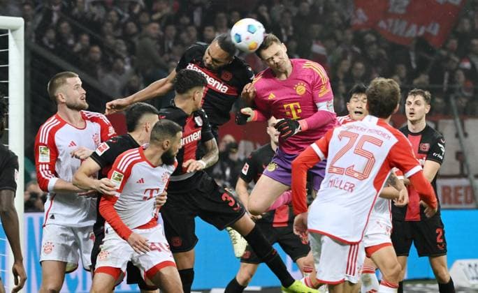 Header duel Jonathan Tah Bayer 04 Leverkusen , left , against goalkeeper Manuel Neuer Bayern Muenchen , then the 3 0 10 02 2024, Football season 2023 2024, 1 Bundesliga, Matchday 21, Bayer 04 Leverkusen FC Bayern München Leverkusen BayArena Nordrhein Westfalen Germany Team2