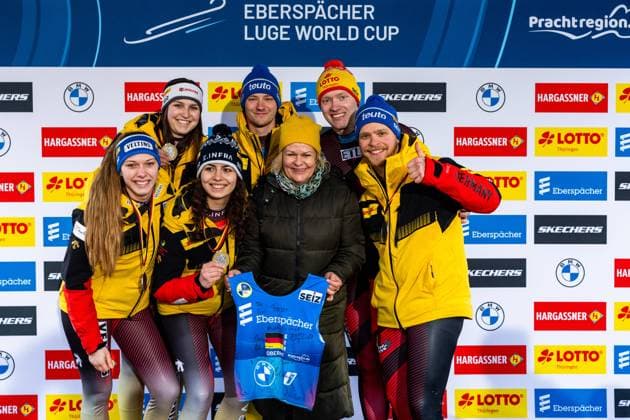 11 02 2024, GER, Luge, Women Men, World Cup, Season 2023 2024, 6 EBERSPAECHER Luge World Cup Team Relay The picture shows Fraebel, Merle Orlamuender, Hannes Gubitz, Paul Constantin Langenhan, Max Degenhardt, Jessica Rosenthal, Cheyenne together at the award ceremony with Nancy Faeser 98559 Oberhof LOTTO Thüringen ARENA am Rennst Thüringen Germany