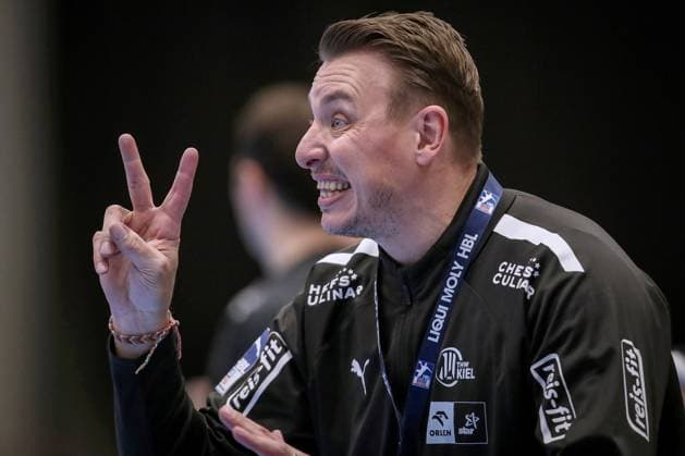 11 02 2024, Handball, Düsseldorf, Mitsubishi Electric Halle, Liqui Moly Handball Bundesliga, Matchday 21, Season 2023 2024, Bergischer HC THW Kiel Head Coach Filip Jicha THW Kiel gesticulating on the sideline NRW Germany