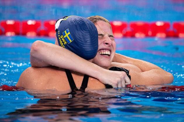 240212 Angelina Kohler of Germany and Louise Hansson of Sweden celebrate after competing in women?s 100 meter butterfly swimming final during day 11 of the World Aquatics Championships 2024 on February 12, 2024 in Doha Photo Maxim ThorÃ BILDBYRAN kod MT MT0530 simning swimming svomming world aquatics championships 2024 sim vm vm dag 11 bbeng jubel sverige  Copyright: MAXIMxTHORE BB240212MT049
