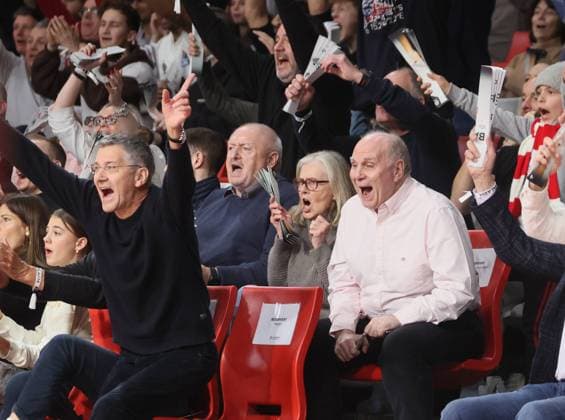 Enthusiasm Herbert HAINER, FC Bayern President and Uli HOENESS HOENEß , former football player, manager and FC Bayern President Basketball, Bayern Chemnitz 13 02 2024 Basketball Bundesliga match FC Bayern Basketball against Niners Chemnitz on matchday 21 of the 2023 2024 season in Munich, B M W P A R K, Germany xBASKETBALL-BAYERN-CHEMNITZx