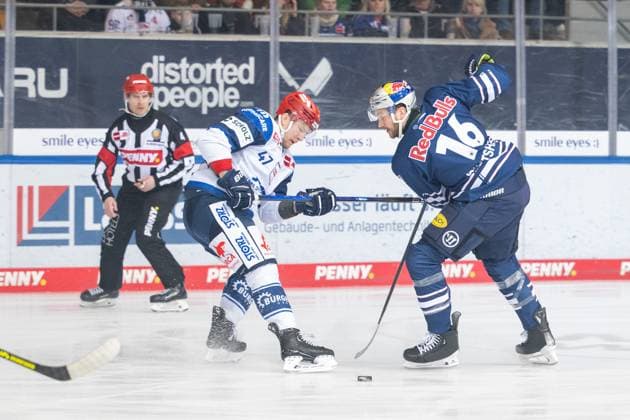 Alexander Karachun 47 Schwenninger Wild Wings , Konrad Abeltshauser 16 EHC Red Bull Muenchen in duel, EHC Red Bull Muenchen vs Schwenninger Wild Wings, Ice Hockey, PENNY DEL, Main Round, 45 Matchday, 15 02 2024 Muenchen Bayern Germany Copyright: xkolbert-press UlrichxGamelx