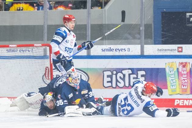 Alexander Karachun 47 Schwenninger Wild Wings , Matthias Niederberger 35 EHC Red Bull Muenchen is on Benjamin Street 9 EHC Red Bull Muenchen , EHC Red Bull Muenchen vs Schwenninger Wild Wings, Ice Hockey, PENNY DEL, Main Round, 45 Matchday, 15 02 2024 Muenchen Bayern Germany Copyright: xkolbert-press UlrichxGamelx