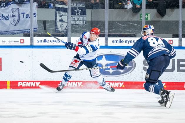 Alexander Karachun 47 Schwenninger Wild Wings , Trevor Parkes 84 EHC Red Bull Muenchen , EHC Red Bull Muenchen vs Schwenninger Wild Wings, Ice Hockey, PENNY DEL, Main Round, Matchday 45, 15 02 2024 Muenchen Bayern Germany Copyright: xkolbert-press UlrichxGamelx