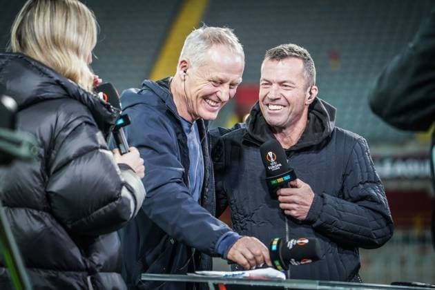 Soccer UEFA Europa League 2023 2024, knockout rounds play offs, RC Lens SC Freiburg, Bollaert Delelis Stadium Lens TV football expert Lothar Matthäus with Freiburg coach Christian Streich Lens Bollaert Delelis Stadium France Copyright: xJoeranxSteinsiekx