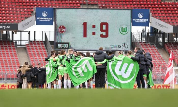 17 02 2024 Soccer Season 2023 2024 1 Womens Soccer Bundesliga 14 Matchday 1 FC Nürnberg FCN Club VfL Wolfsburg Sportfoto Zink DaMa xdaxmax Team Team of VfL Wolfsburg with team circle Team circle after end of match Background scoreboard with final score 1 9 for VfL