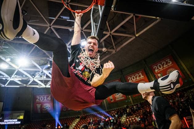 18 02 2024, BMW Park, Germany, Muenchen, FC Bayern Muenchen Basketball vs ratiopharm ulm Final SIEGMUND TOP FOUR 2024, Andreas Obst FC Bayern Muenchen Basketball gestures, gestures, cheers Photo H Langer BMW Park Muenchen Germany 541_FCB ULM20240219_132 Langer-541