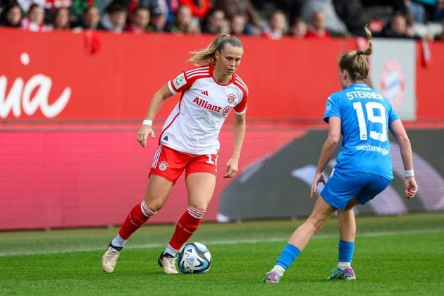 Klara Buehl FC Bayern Muenchen, 17 with ball, with Beke Sterner SGS Essen, 19 , FC Bayern Muenchen vs SGS Essen, Football, Google Pixel Womens Bundesliga, Matchday 14, Season 2023 24, 18 02 2024, DFL REGULATIONS PROHIBIT ANY USE OF PHOTOGRAPHS AS IMAGE SEQUENCES, FC Bayern Muenchen vs SGS Essen, Football, Google Pixel Womens Bundesliga, Matchday 14, Season 2023 24, 18 02 2024 Muenchen Copyright: xEibner-Pressefoto JennixMaulx EP_JML