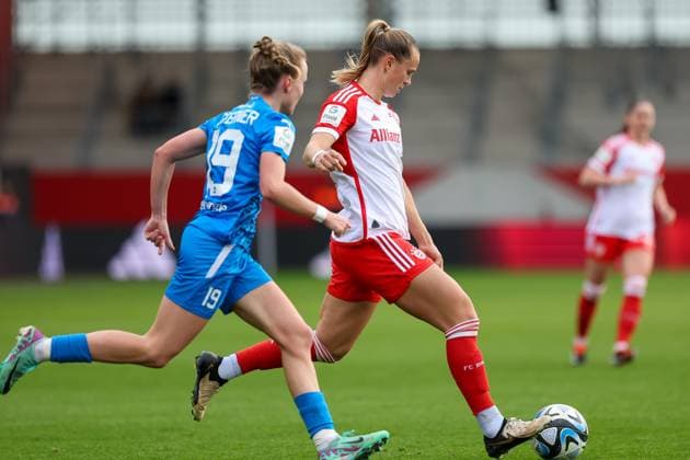 Klara Buehl FC Bayern Muenchen, 17 with ball, with Beke Sterner SGS Essen, 19 , FC Bayern Muenchen vs SGS Essen, Football, Google Pixel Womens Bundesliga, Matchday 14, Season 2023 24, 18 02 2024, DFL REGULATIONS PROHIBIT ANY USE OF PHOTOGRAPHS AS IMAGE SEQUENCES, FC Bayern Muenchen vs SGS Essen, Football, Google Pixel Womens Bundesliga, Matchday 14, Season 2023 24, 18 02 2024 Muenchen Copyright: xEibner-Pressefoto JennixMaulx EP_JML