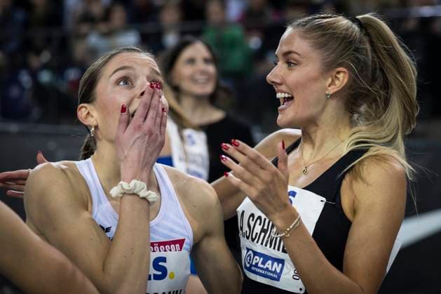German Athletics Indoor Championships Leipzig, 18 02 2024 Lisa Sophie Hartmann VfL Sindelfingen , Alica Schmidt SCC Berlin after the womens 400m final Leipzig, 18 02 2024 German Athletics Indoor Championships at the Arena Leipzig in Saxony Germany Copyright: xBEAUTIFULxSPORTS AxelxKohringx