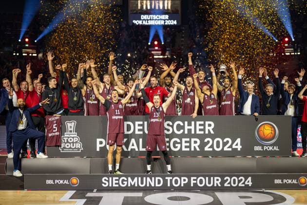Winner photo, Cup, FC Bayern Basketball, GER, FC Bayern Basketball FCBB vs Ratiopharm Ulm RPU , Basketball, SIEGEMUND TOP Four, BBL Cup, Final, Season 2023 2024, 18 02 2024, GER, FC Bayern Basketball FCBB vs Ratiopharm Ulm RPU , Basketball, SIEGEMUND TOP Four, BBL Cup, Final, Season 2023 2024, 18 02 2024 Munich Copyright: xEibner-Pressefoto SaschaxWaltherx EP_EER