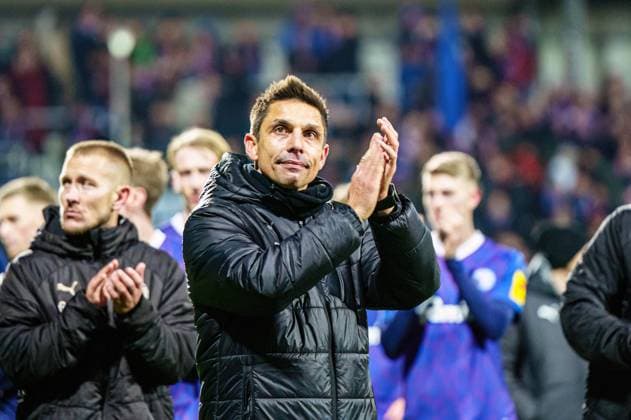 Marcel Rapp Holstein Kiel, Coach thanks fans after defeat GER, Holstein Kiel vs FC St Pauli, Football, 2 Bundesliga, Matchday 23 Season 2023 2024, 23 02 2024 DFL REGULATIONS PROHIBIT ANY USE OF PHOTOGRAPHS AS IMAGE SEQUENCES AND OR QUASI VIDEO GER, Holstein Kiel vs FC St Pauli, Football, 2 Bundesliga, Matchday 23 Season 2023 2024, 23 02 2024 Kiel Copyright: xEibner-Pressefoto MarcelxvonxFehrnx EP_MFN