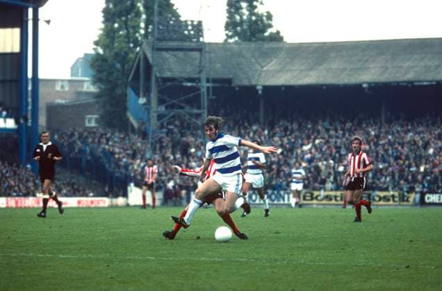 QPR gegen Stoke City 25. September 1976 London Football League Division One Queens Park Rangers gegen Stoke City Stan Bowles von QPR in Aktion an der Loftus Road Foto gerry Cranham London UK  Copyright: xGerryxCranhamxOffside
