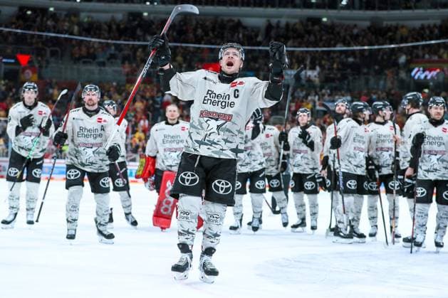 25 02 2024, Düsseldorf, Ice field hockey, Penny DEL, 49 Matchday, PSD BANK Dome, Düsseldorfer EG Kölner Haie Final celebration after the 3 2 victory after penalty shootout for the Kölner Haie The team stands cheering on the ice Moritz Müller Kölner Haie cheering NRW Germany